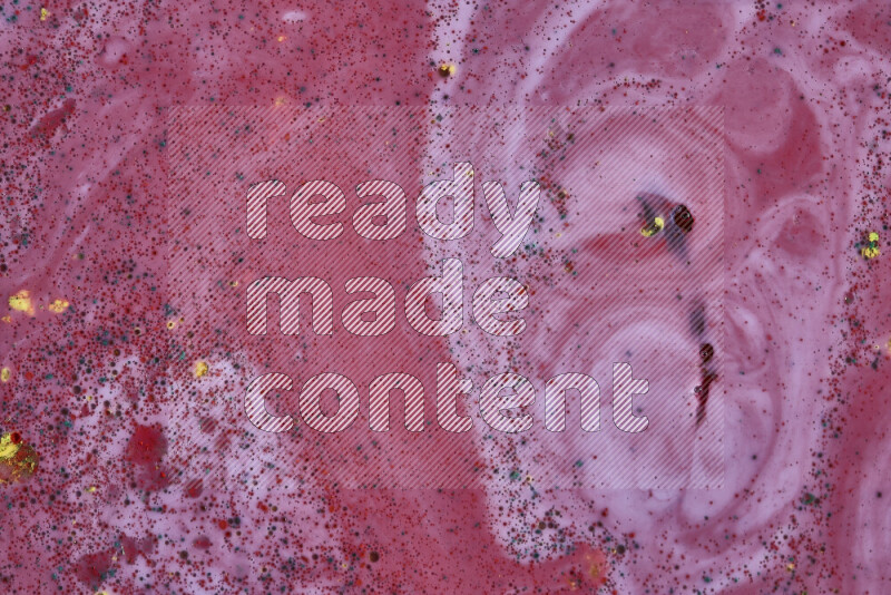 لقطة مقربة لأنماط دوامية باللون الأحمر مع جزئيات ملونة