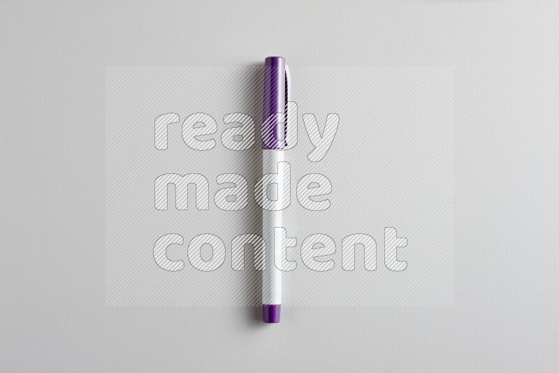 لقطة مقربة تظهر قلما ملونا واحدا بغطاء على خلفية رمادية