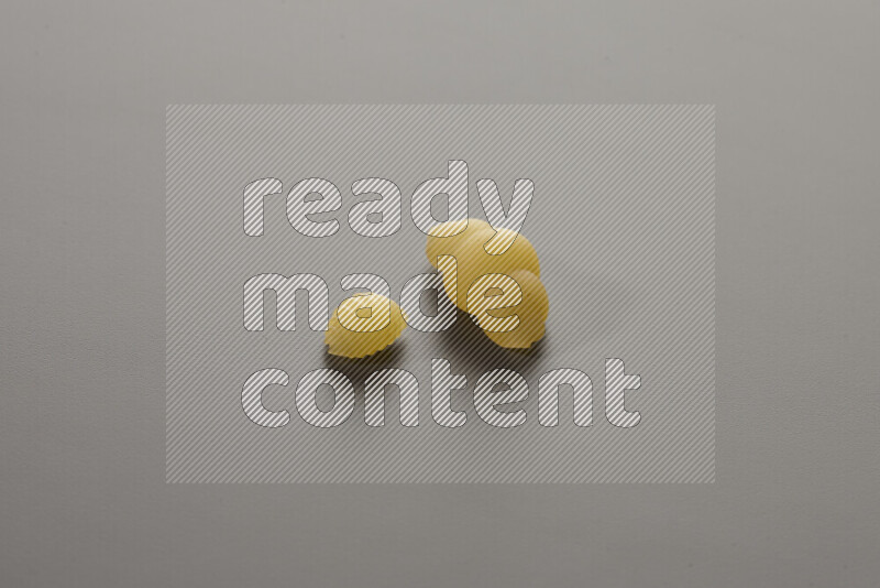 معكرونة ودعة في وعاء فخاري علي خلفية رمادية