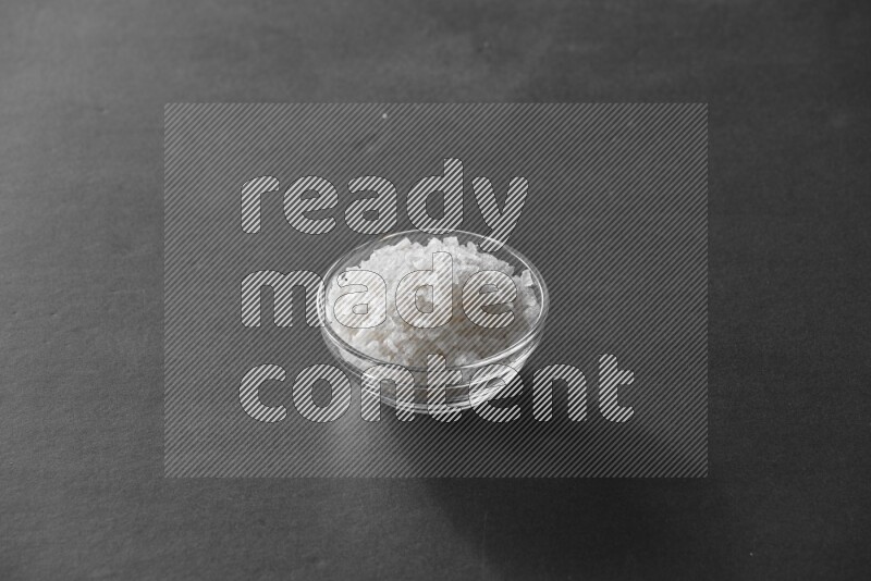ملح في وعاء زجاجي علي خلفية سوداء