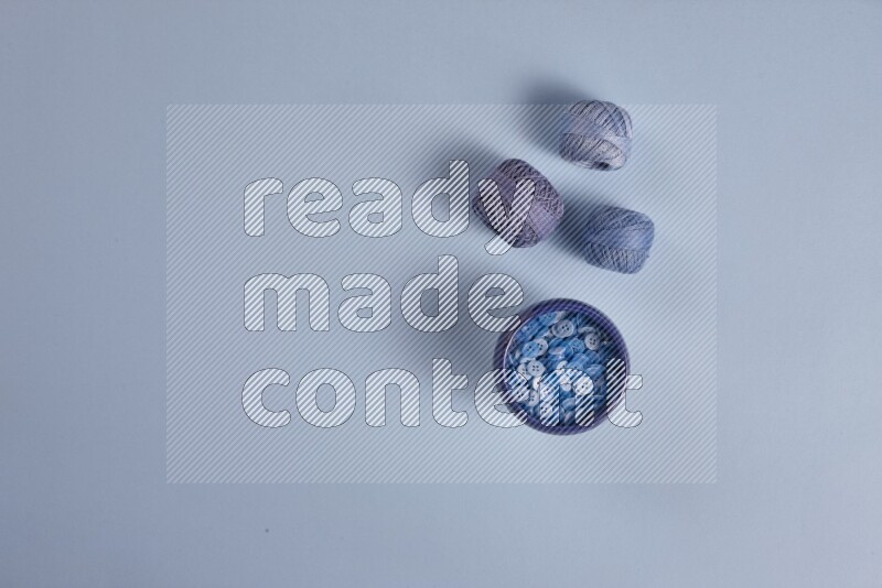 مجموعة من أدوات الخياطة والتفصيل زرقاء اللون على خلفية زرقاء