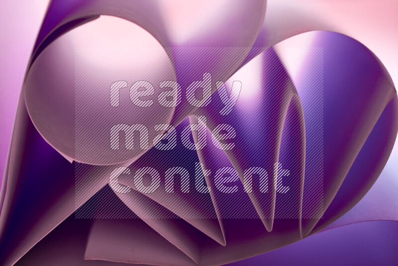 عرض فني لطيات الورق تخلق مزيج من الأشكال الهندسية، مضاءة بإضاءة ناعمة بدرجات اللون الارجواني