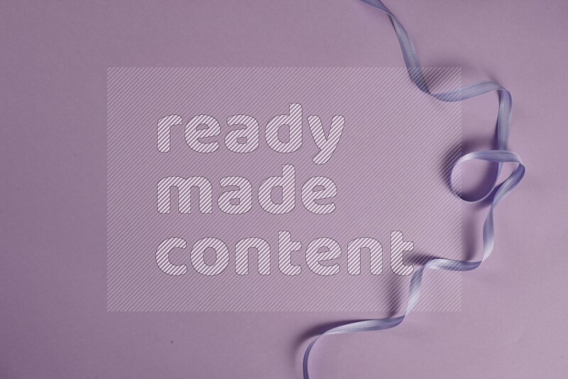 مجموعة من أدوات الخياطة والتفصيل أرجوانية اللون على خلفية أرجوانية