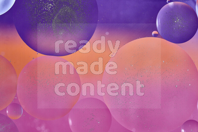 لقطات مقربة لفقاعات من الزيت على سطح الماء باللون الأرجواني والبرتقالي والوردي