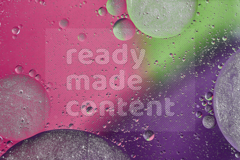 لقطات مقربة لفقاعات من الزيت على سطح الماء باللون الأرجواني والأخضر والوردي