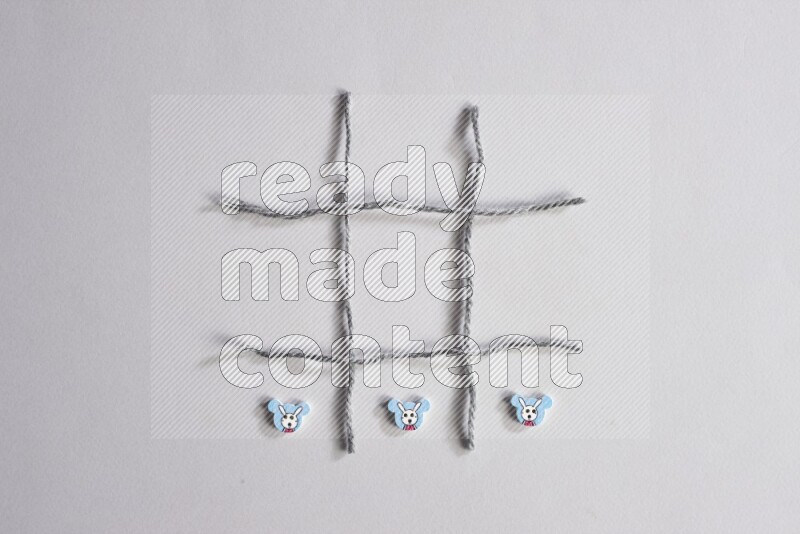 أزرار متعددة اﻷلوان موضوعة علي خلفية رمادية