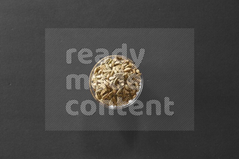 حبهان في وعاء زجاجي علي خلفية سوداء