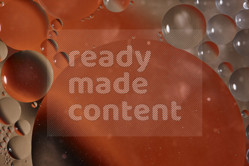 لقطات مقربة لفقاعات من الزيت على سطح الماء باللون البرتقالي والبني