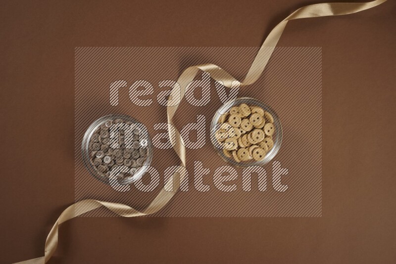 مجموعة من أدوات الخياطة والتفصيل بنية اللون على خلفية بنية