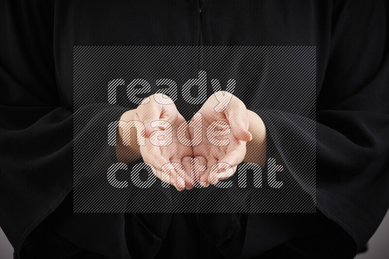 امرأة تشير بيديها بلغة الإشارات المختلفة