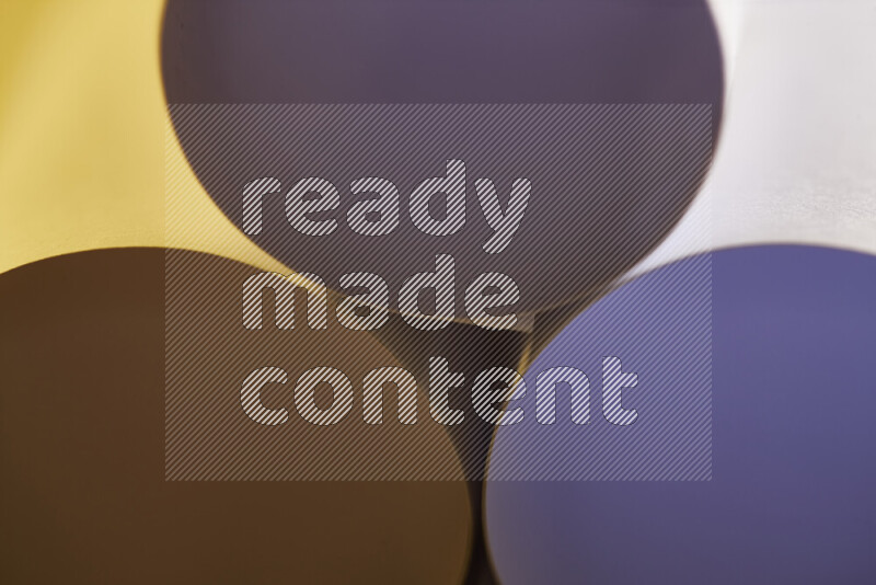 الصورة تعرض فن ورقي تجريدي بأشكال دائرية بدرجات متنوعة من اللون الرمادي والدرجات الدافئة