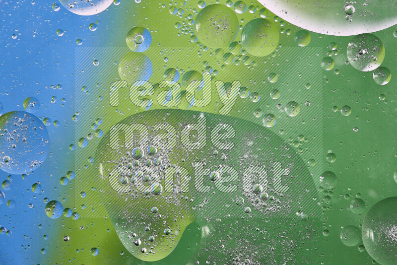 لقطات مقربة لفقاعات من الزيت على سطح الماء باللون الأخضر والأزرق