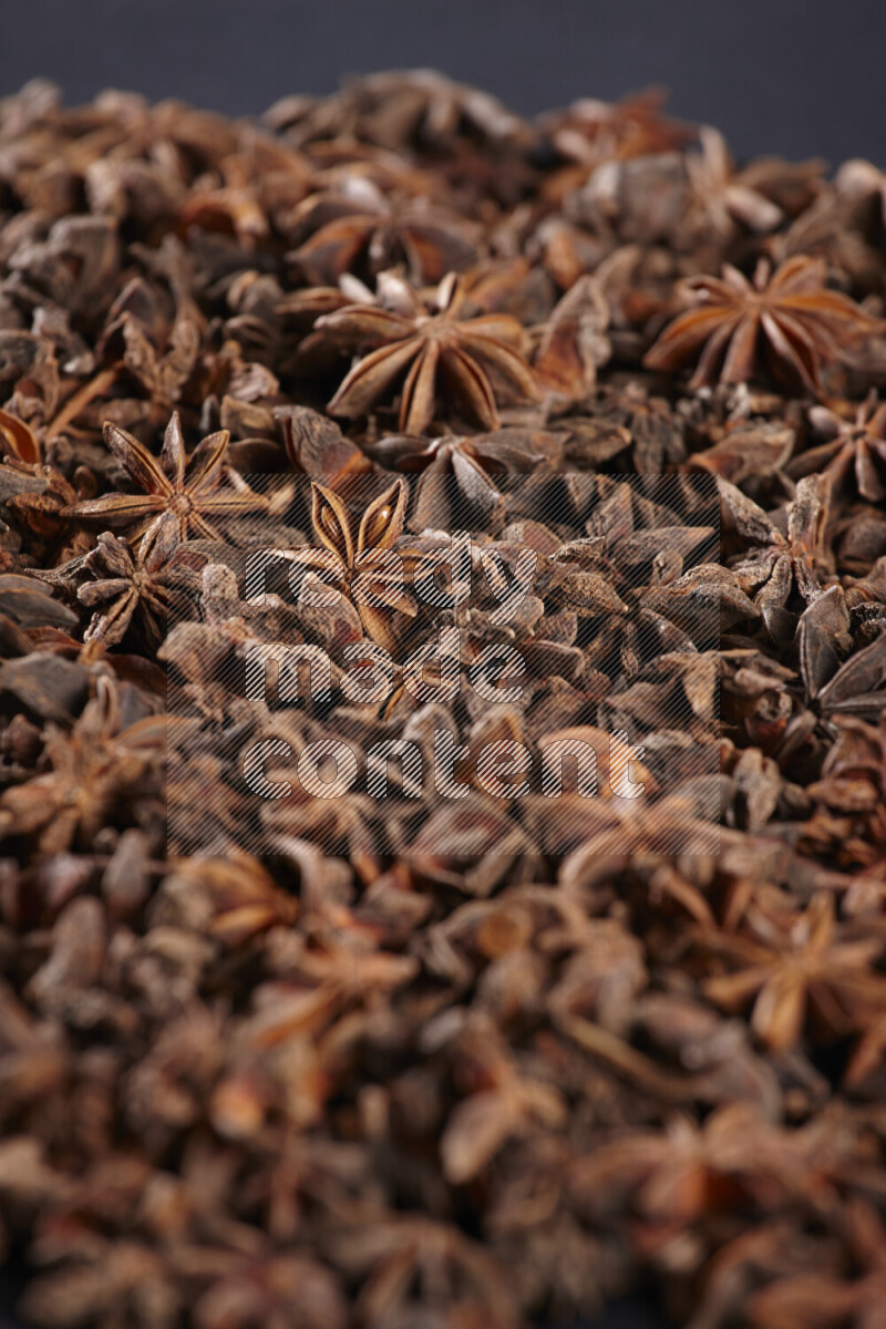 اليانسون النجمي يغطي الإطار على خلفية سوداء