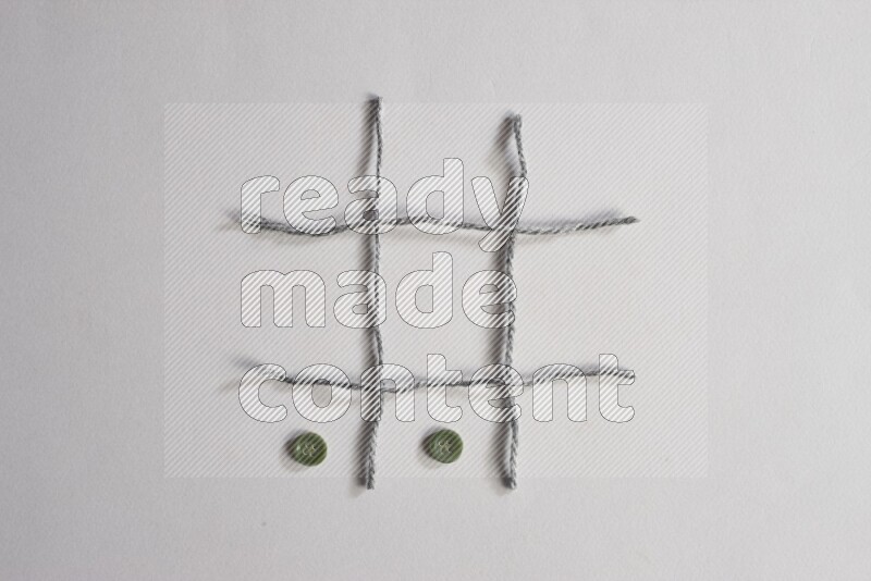 أزرار خضراء موضوعة علي خلفية رمادية