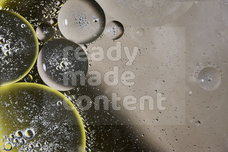 لقطات مقربة لفقاعات من الزيت على سطح الماء باللون البني والأسود والأصفر