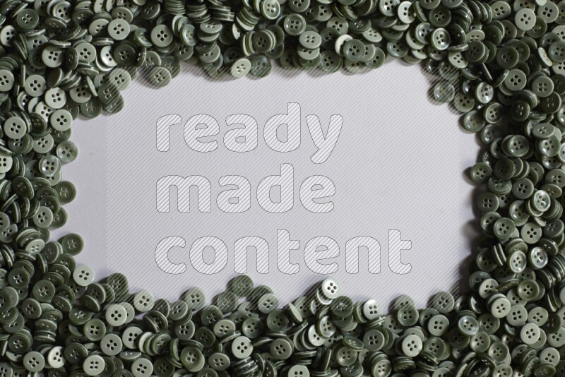 أزرار خضراء موضوعة علي خلفية رمادية