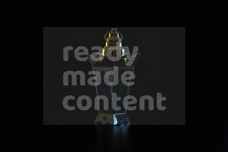 فوانيس رمضان مع حواف مضيئة ملونة على خلفية سوداء