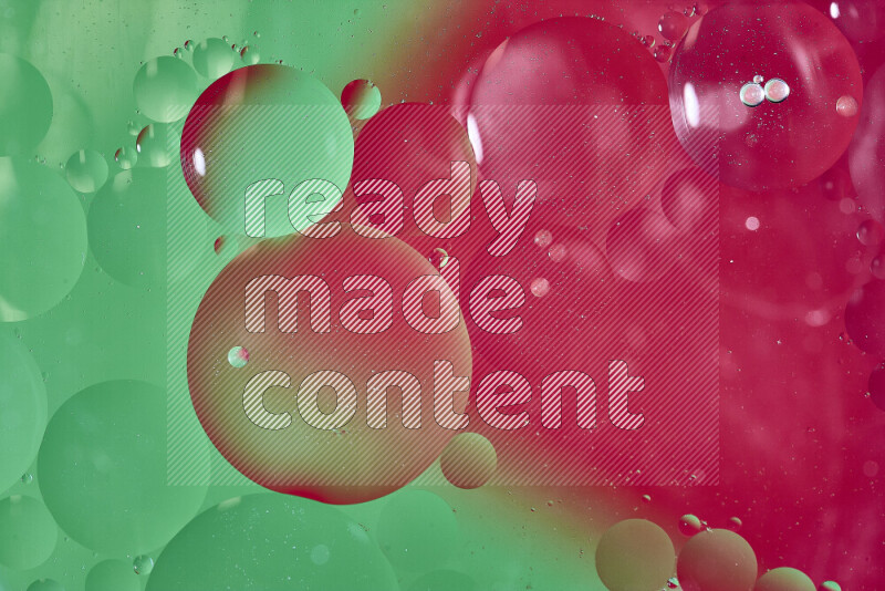 لقطات مقربة لفقاعات من الزيت على سطح الماء باللون الأخضر والأحمر