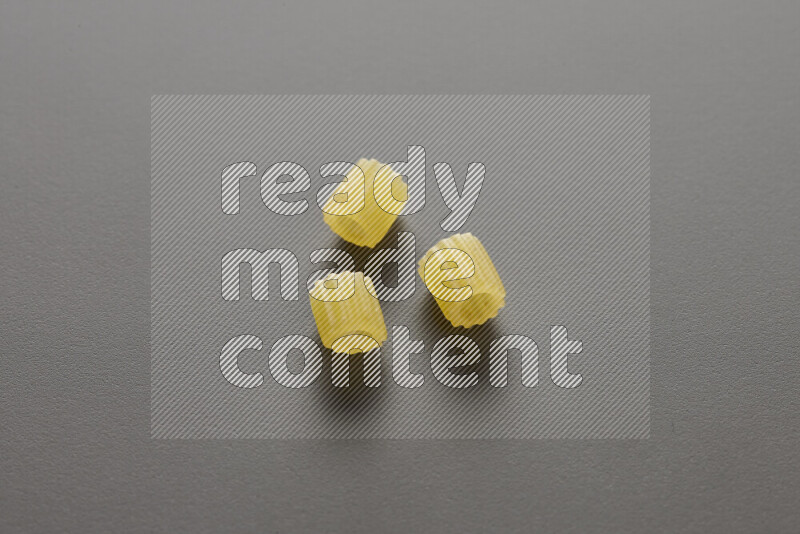 معكرونة مرمرية علي خلفية رمادية