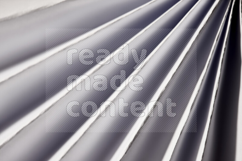 صورة تقدم نمط تجريدي ورقي من الخطوط المائلة بدرجات اللون الرمادي