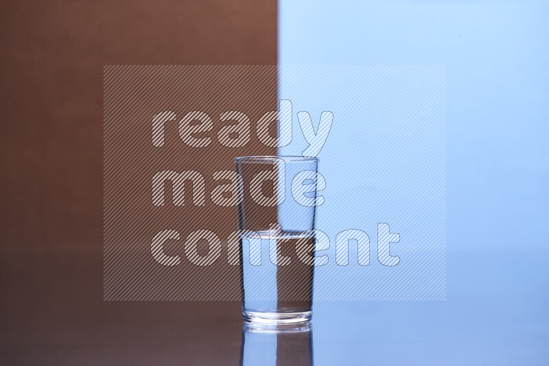 تظهر الصورة أواني زجاجية ممتلئة بالماء موضوعة على خلفية من اللونين البني والأزرق الفاتح