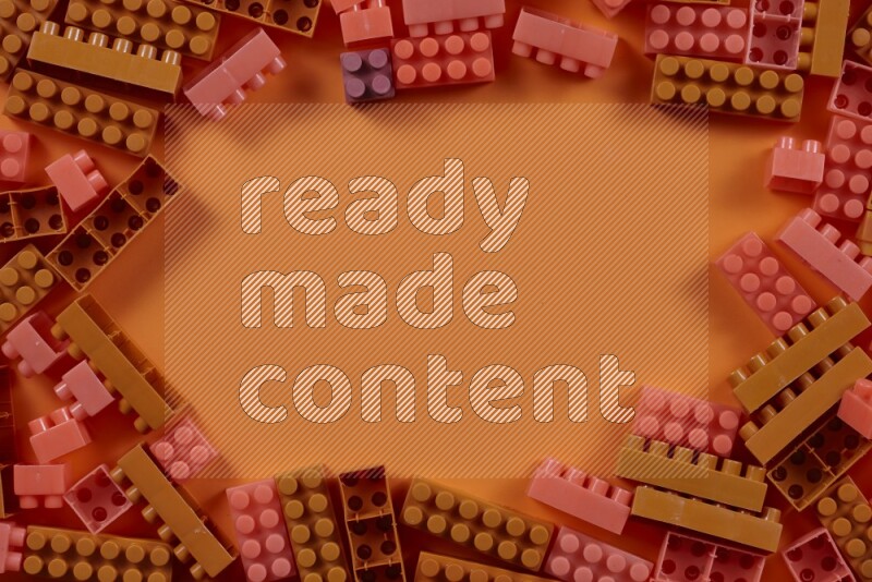 مكعبات بناء بلاستيكية برتقالية على خلفية برتقالية (ألعاب للأطفال)