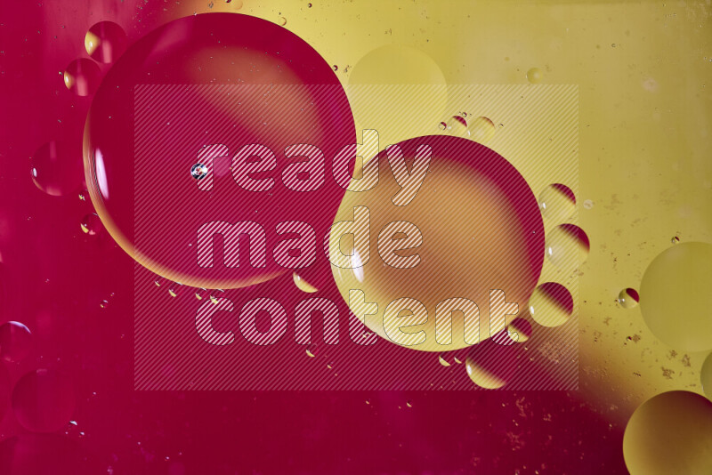 لقطات مقربة لفقاعات من الزيت على سطح الماء باللون الأحمر والأصفر