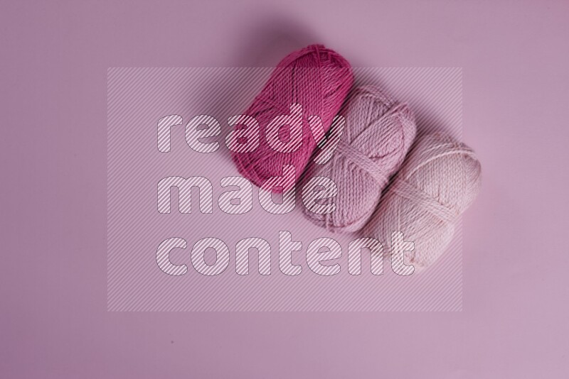 مجموعة من أدوات الخياطة والتفصيل زهرية اللون على خلفية زهرية