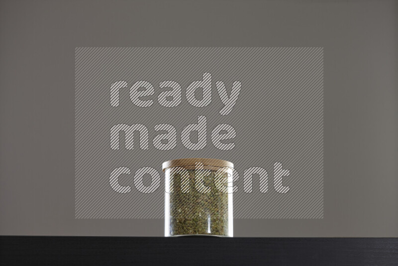 فريك في وعاء زجاجي على خلفية سوداء