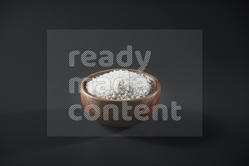 أرز أبيض في وعاء خشبي على خلفية رمادية