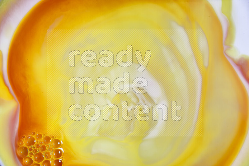 لقطة مقربة لأنماط دوامية باللون البرتقالي والأحمر والأبيض