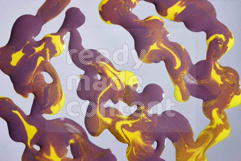 خلفية ملونة مع مزيج من ألوان الطلاء الأرجواني والأصفر