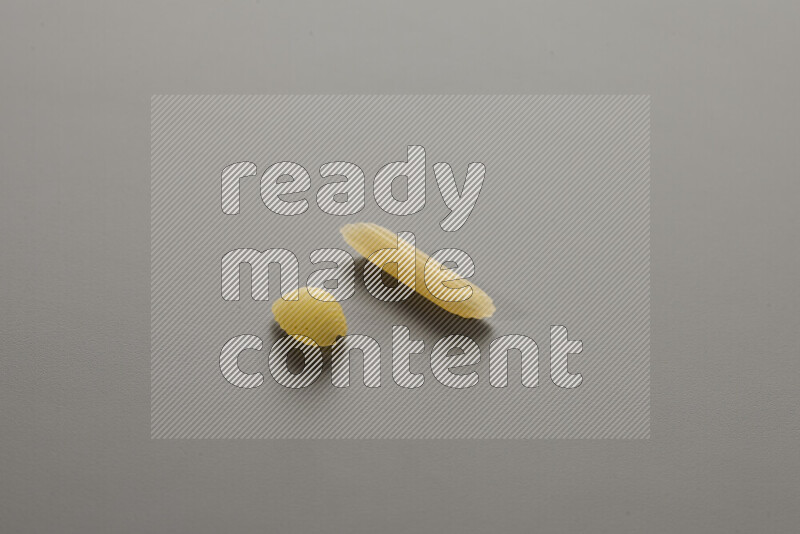 معكرونة ودعة في وعاء فخاري علي خلفية رمادية