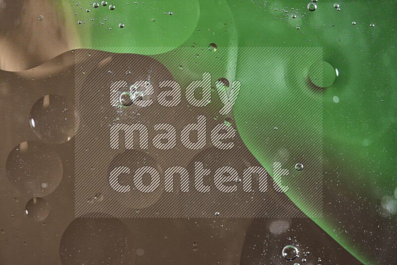 لقطات مقربة لفقاعات من الزيت على سطح الماء باللون الأخضر والبني