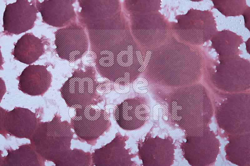 لقطات مقربة لقطرات من اللون الأرجواني على الخلفية