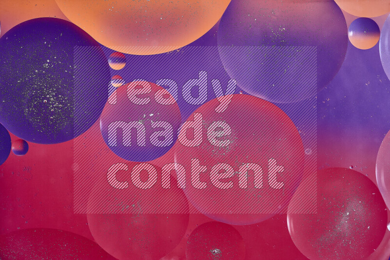 لقطات مقربة لفقاعات من الزيت على سطح الماء باللون الأحمر والبرتقالي والأرجواني