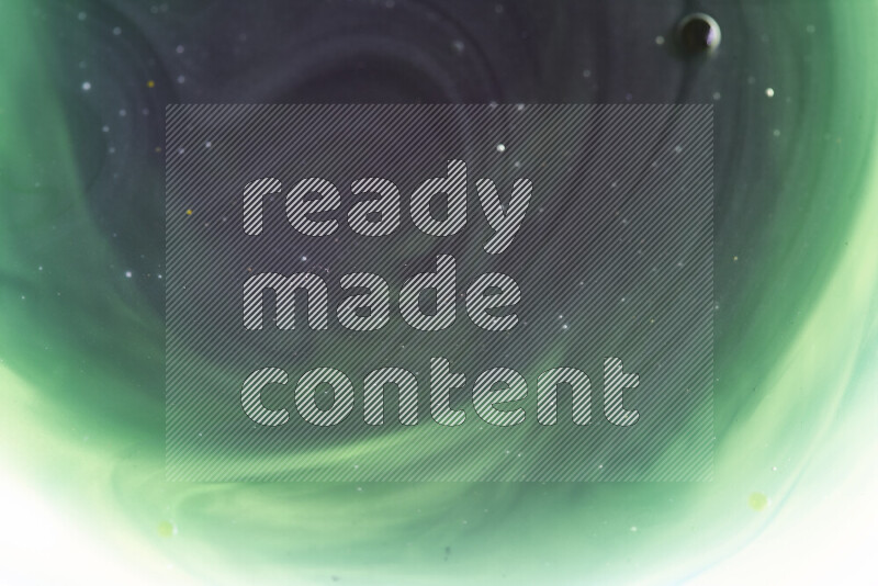 لقطات مقربة لقطرات ألوان مائية متنوعة على سطح الزيت