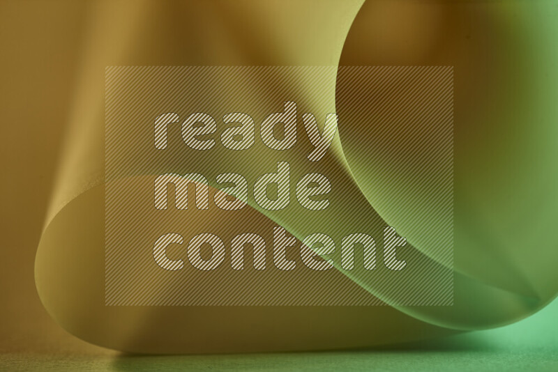 فن تجريدي يعرض منحنيات وتدرجات اللون الأخضر والأصفر مكونه بضوء ملون