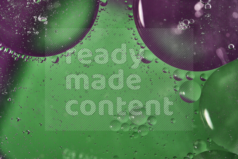 لقطات مقربة لفقاعات من الزيت على سطح الماء باللون الأخضر والأرجواني