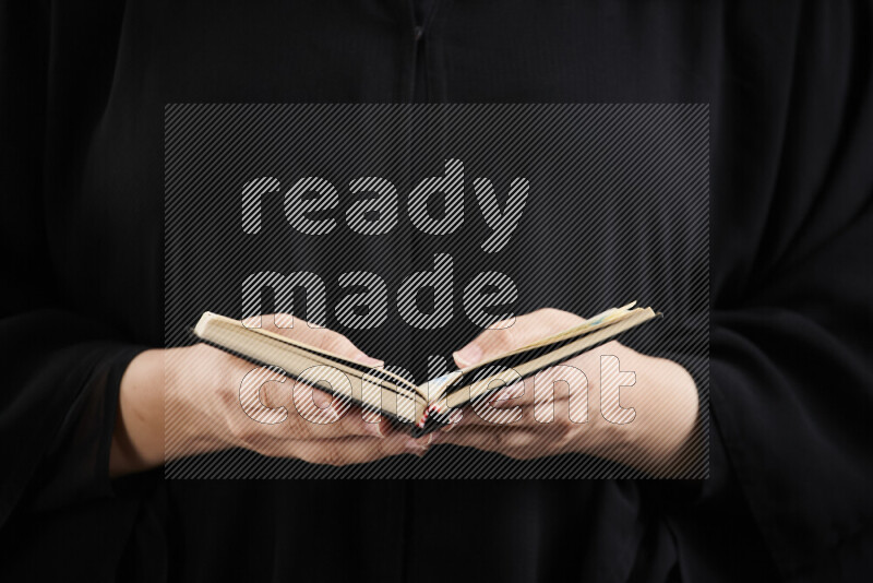 امرأة تحمل بيديها مصحف القرآن في أوضاع متعددة