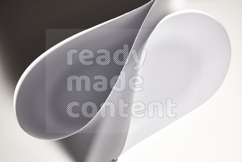 فن تجريدي لورق مطوي على شكل منحنيات ناعمة بتدرجات اللون الرمادي